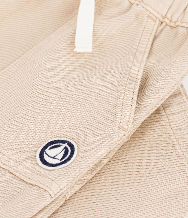 Babies' cargo-style trousers in plain cotton with a badge beige