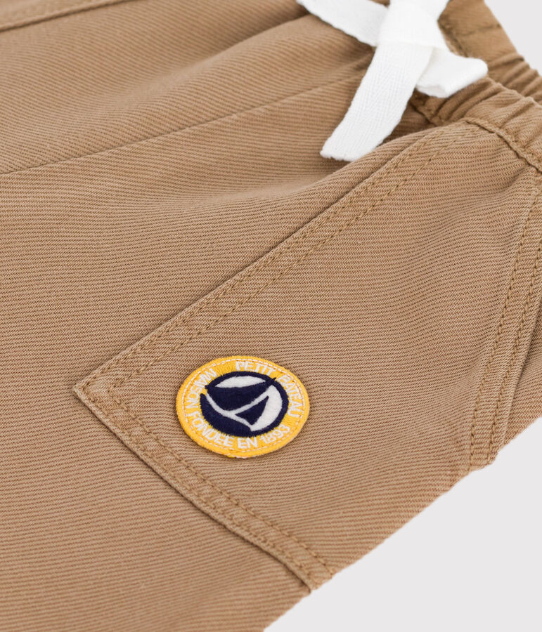 Babies' trousers in plain cotton with a badge, cargo style beige